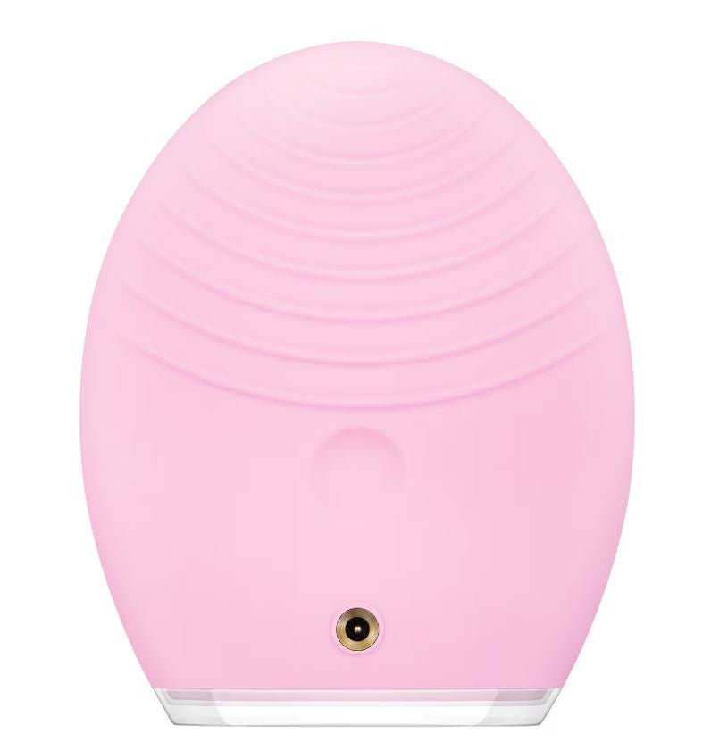 Luna TM3 de Foreo (de 239,99 a 189 euros, en Sephora). Limpiador facial con pulsaciones T-Sonic que elimina la suciedad del rostro, y también masajea la piel. 