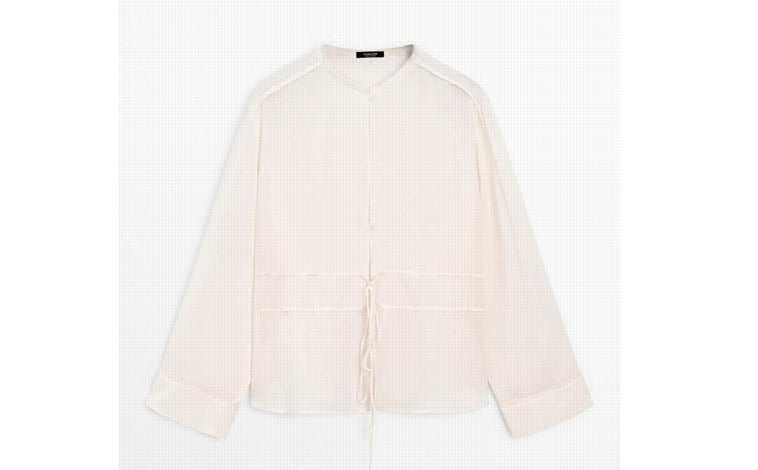 Imagen principal - Blusa semitransparente de Massimo Dutti (antes: 59,95€; ahora: 39,95€); Gafas de sol Max Mara de venta en El Corte Inglés (antes 170€; ahora: 119€); y Pantalón vaquero de Slowlove (antes: 59,99€; ahora: 29,99€)