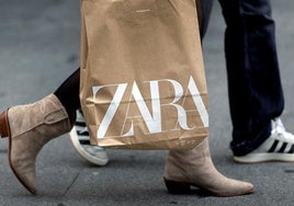 El vestido de Zara que puedes comprar en las rebajas de Inditex por menos de 20 euros y que es ideal para el verano