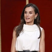 El nuevo look de la Reina Letizia en los premios XLSemanal: blusa con cuello y falda pareo