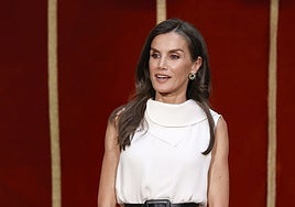 El nuevo look de la Reina Letizia en los premios XLSemanal: blusa con cuello y falda pareo
