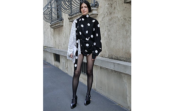 Imagen principal - Una invitada al desfile masculino de Prada en Milán; Miley Cyrus, con guantes en Londres y Rita Ora canta con medias y botas en Hamburgo