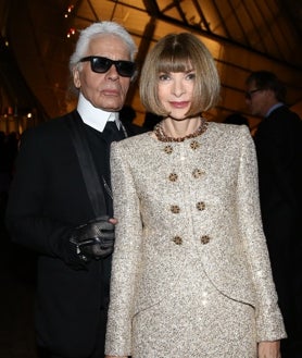 Imagen secundaria 2 - Anna Wintour con la Reina Isabel II; Junto a la actriz Cameron Díaz y Tom Ford en un desfile de Stella McCartney; Karl Lagerfeld era un gran íntimo amigo suyo