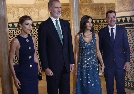 Los Reyes junto a Juanma Moreno Bonilla, presidente de la Junta de Andalucía, y su esposa, Manuela Villena