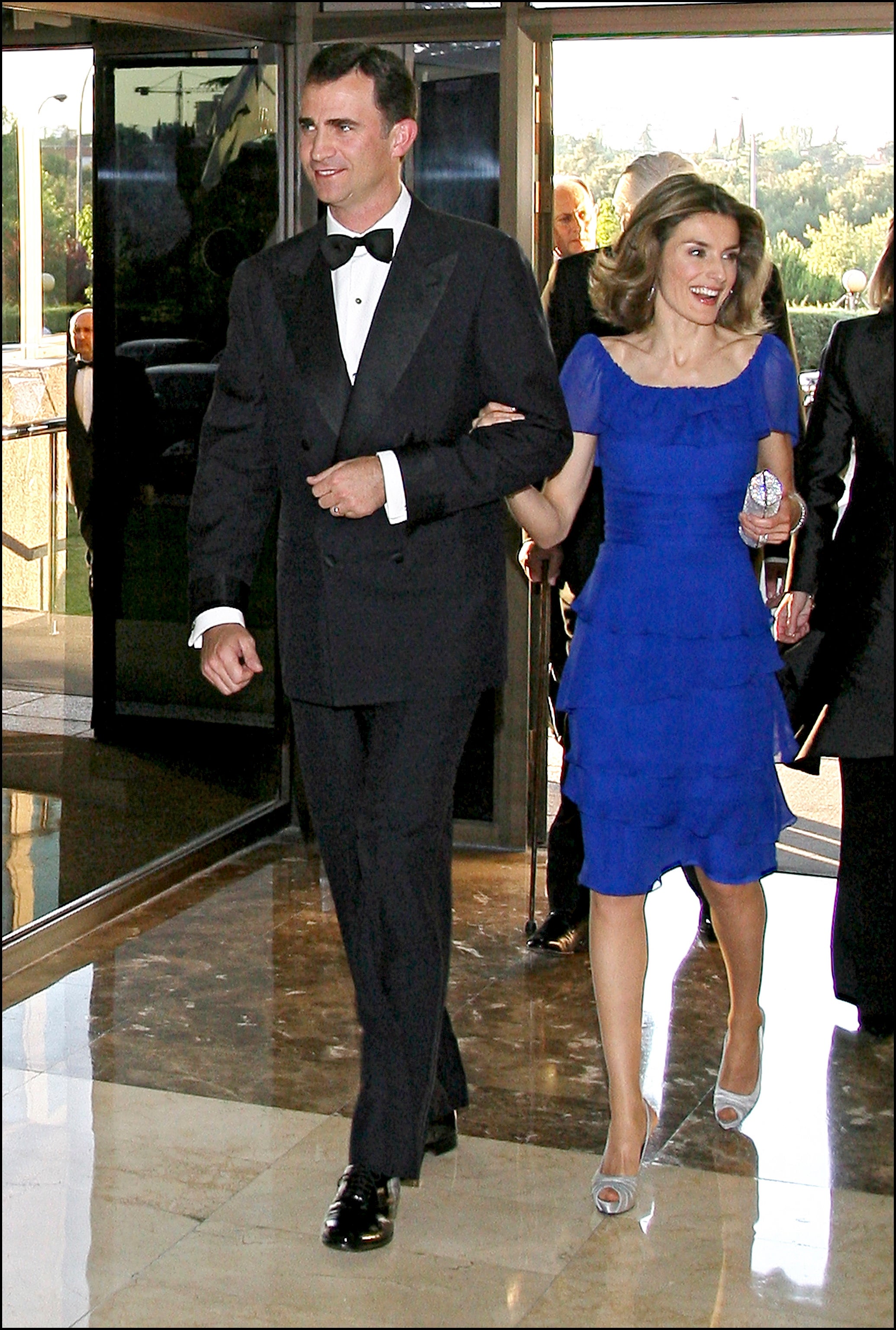 2008.  Con un vestido de Felipe Varela, Doña Letizia concluyó su outfit con sus famosos 'Leticios', unos tacones 'peep-toe' popularizados por la Reina en un tono plateado con el bolso haciendo juego.