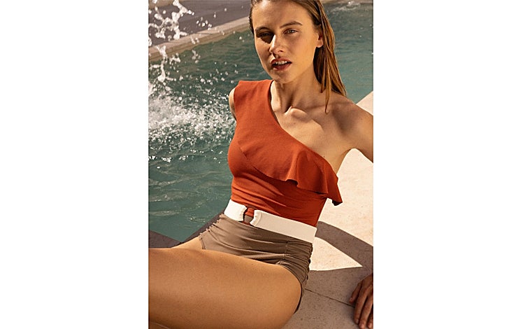 Imagen principal - Bañador Bona Teja de la colección Vogana x Guillermina Baeza (129€); bañador Mestral Cherry Maillot de Monnur (270€) y bañador St. Barth de Soller (70€)