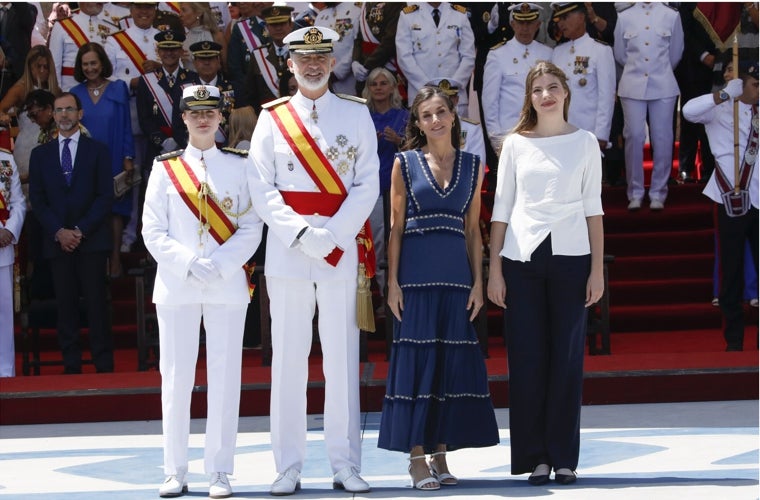 Los Reyes con sus hijas, la Princesa de Asturias y la Infanta Leorno.