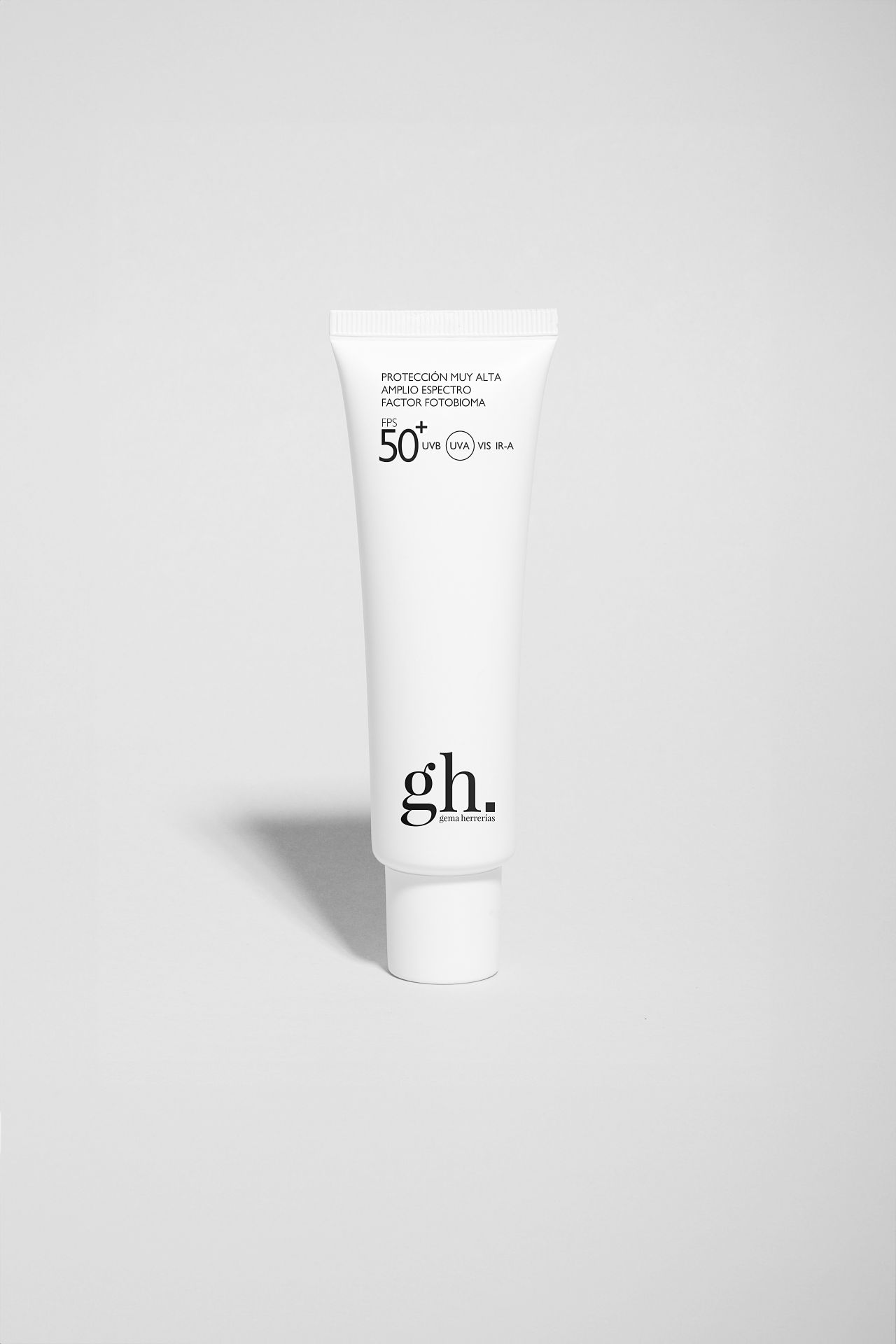 gh Fotobioma FPS+ de Gema Herrerías (25,90 euros). Protector solar incoloro de textura ligera, formulado con una combinación de filtros solares de amplio espectro y nueva generación, además de ingredientes como el ácido hialurónico, la niacinamida, un prebiótico y la ashwagandha. Indicado para todo tipo de pieles.