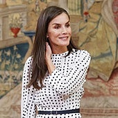 La Reina vuelve a lucir uno de sus vestidos favoritos de Massimo Dutti