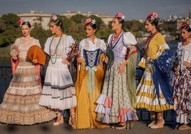 Las Santanitas de Qlamenco recorren la Velá de Santa Ana vestidas en homenaje a las cigarreras de Triana
