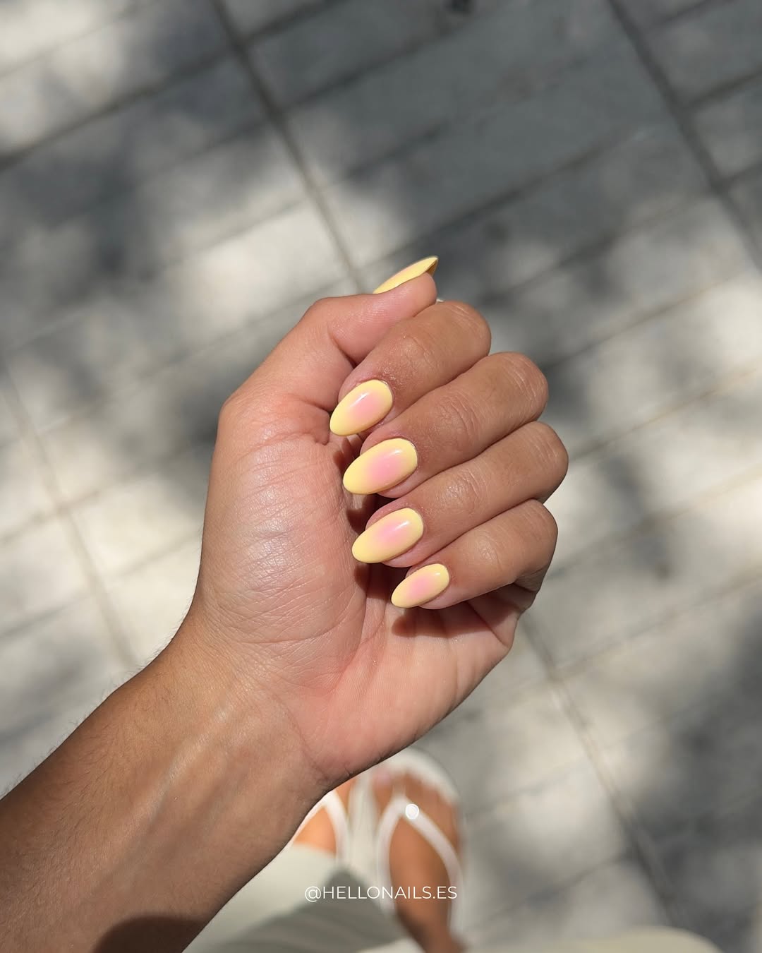 Esta manicura 'aura' es perfecta para combinar los colores pastel a los que tanto se recurre en esta época del año. 