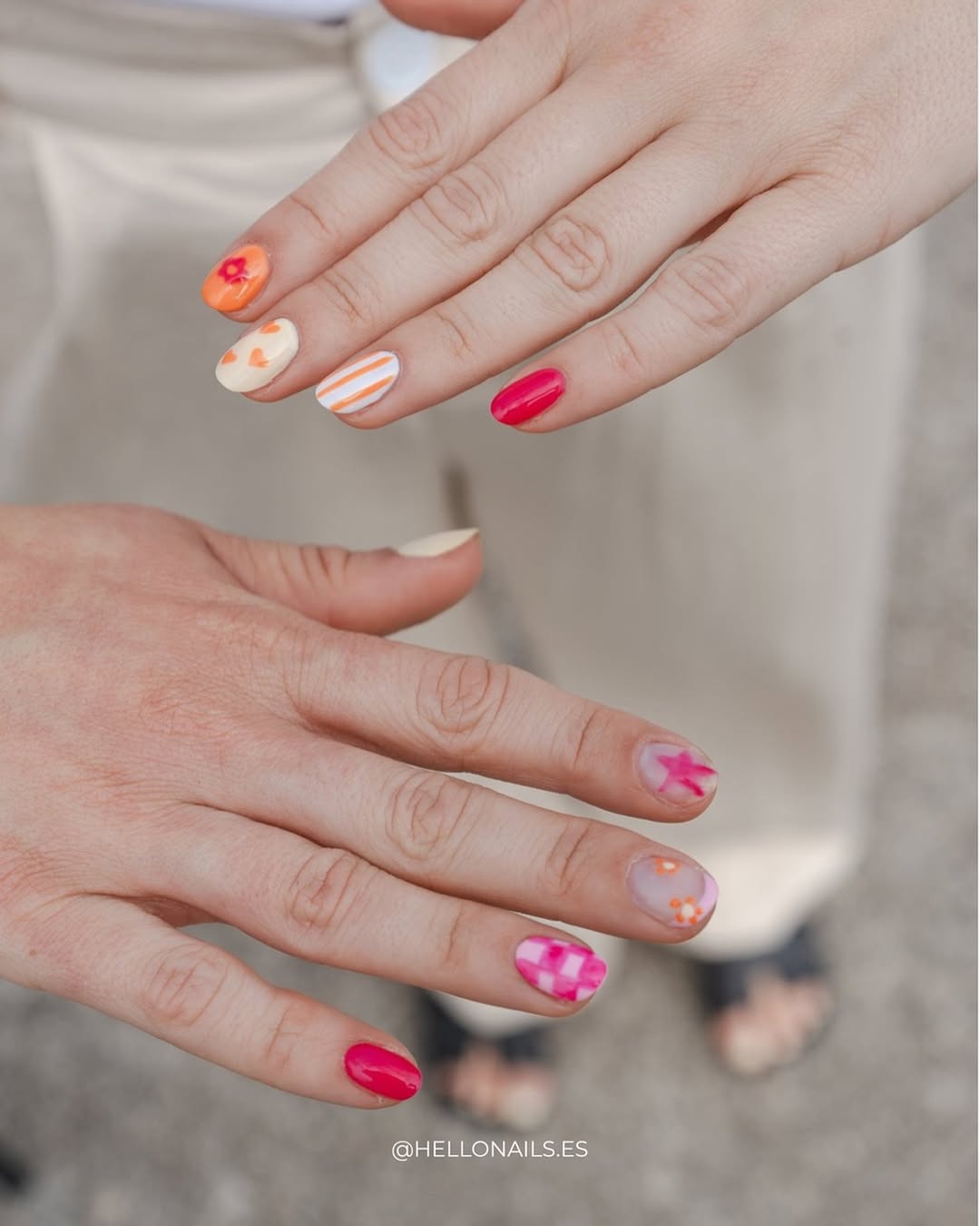 El 'nail art', con dibujos como las estrellas, las rayas o las uñas en damero,  son también una buena opción para las que buscan manicuras más elaboradas. 