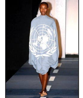 Imagen secundaria 2 - Diseños de Miguel Adrover desfilando en Nueva York en 2002 y 2004