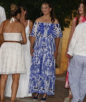 Imagen secundaria 2 - Detalles del estilismo de la Princesa Leonor con vestido de Desigual en el Palacio de Marivent