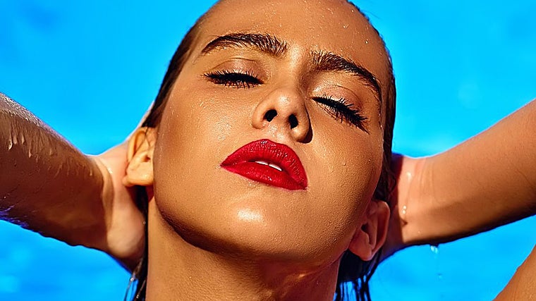 Se puede ir maquillada a la piscina, usando cosméticos waterproof.