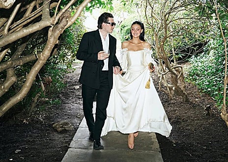 Imagen secundaria 1 - Nicola Peltz lució el vestido de novia que llevó su madre en 1985. 