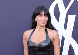 Tatuajes, manicura, mejillas quemadas por el sol: el posado de Aitana reúne todas las tendencias que adora la generación Z