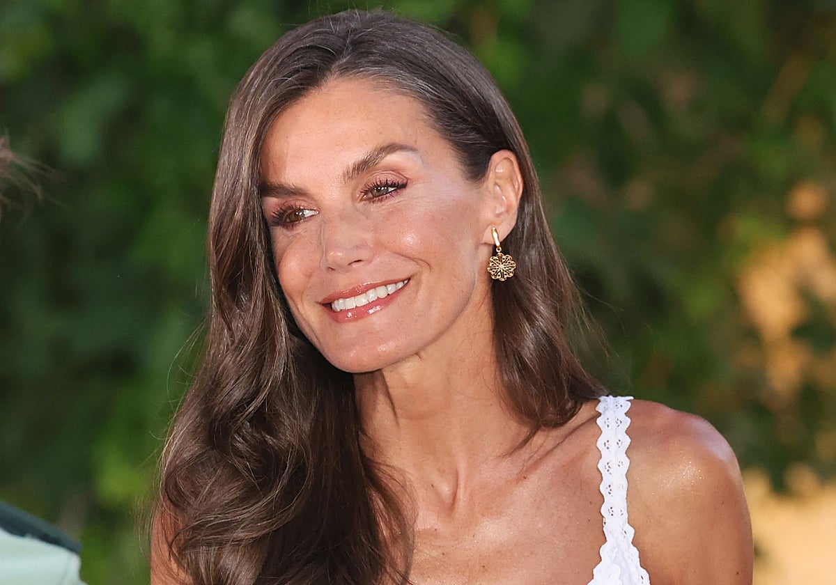 El armario de verano de la Reina Letizia: marcas españolas, artesanía y guiños locales