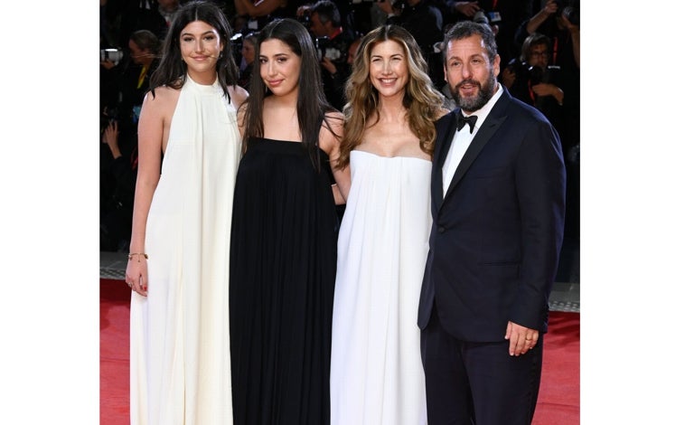 Główne zdjęcie – Adam Sandler z córkami, Laurą Dern i Shailene Woodley, na czerwonym dywanie w hotelu Mostra.