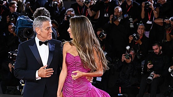 Del minivestido de Amal Clooney a las transparencias de Hiba Abouk: así fue el segundo día del Festival de Venecia 2025