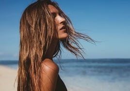 Cómo reparar el pelo después del verano, según los expertos
