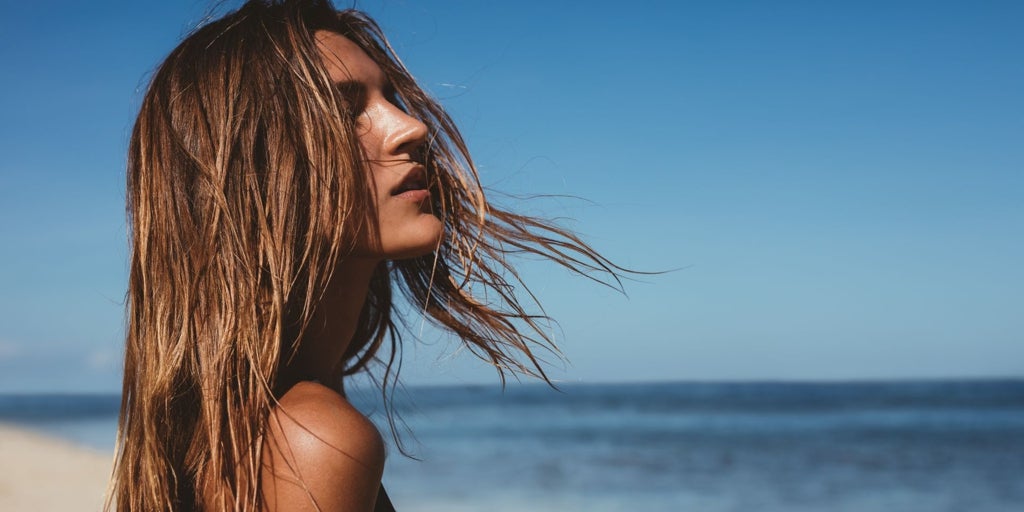 Cómo reparar el pelo después del verano, según los expertos