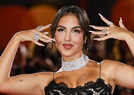 Imagen secundaria 1 - Georgina, con su lujoso anillo de compromiso y Julia Roberts, con un vestido del nuevo diseñador de Versace, lo mejor del Festival de Venecia