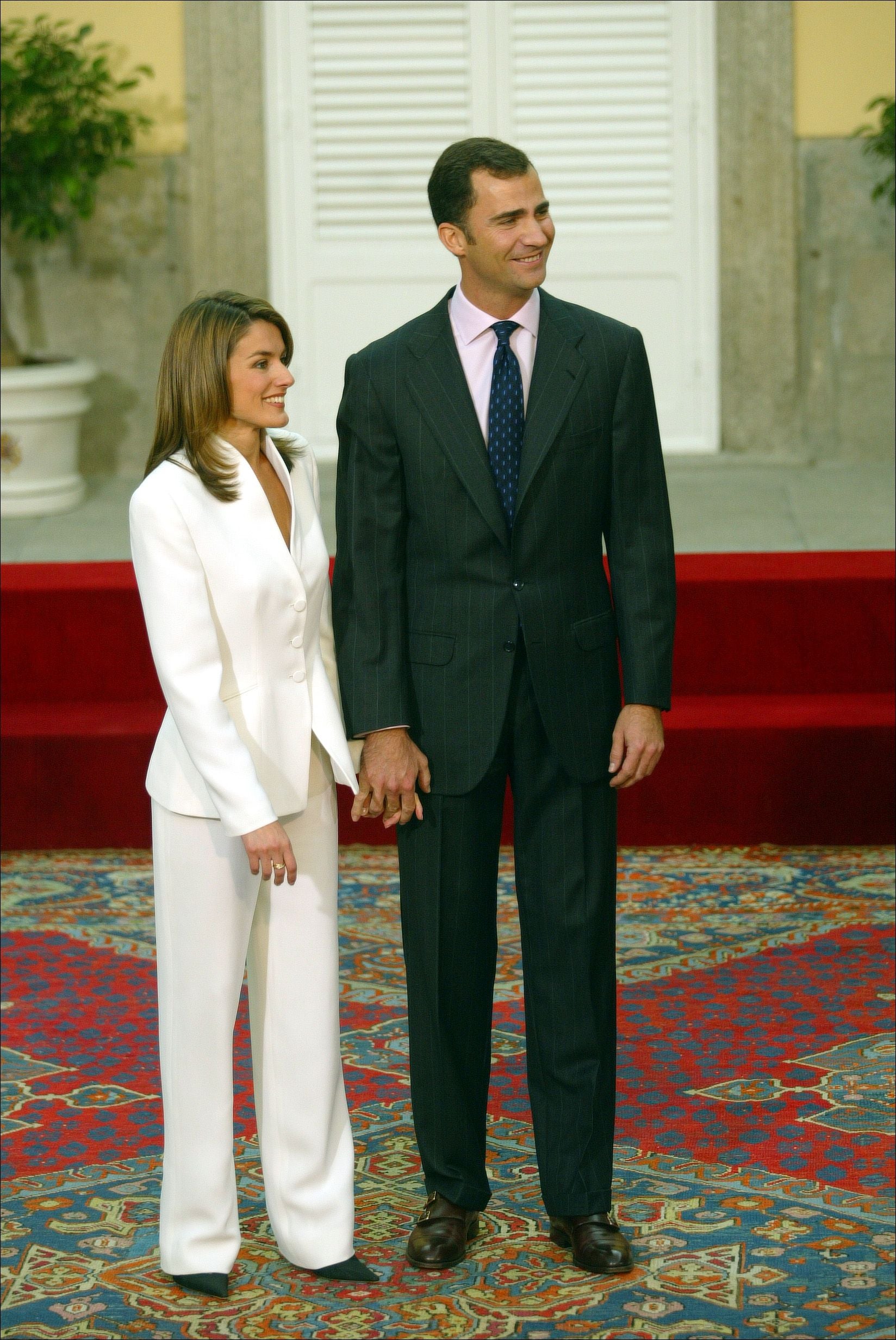 La Reina Letizia con un traje de Armani en  su primera cita ante los medios de comunicación como novia del entonces Príncipe Felipe. 