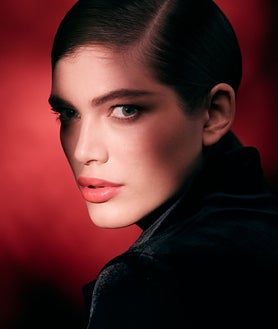 Imagen secundaria 2 - Sus pintalabios se presentan en lujosos envases en color negro, la base de maquillaje más vendida es Luminous Silk, con un acabado natural y aterciopelado. La modelo Sara Sampaio ha sido la imagen de la marca en los últimos años. 