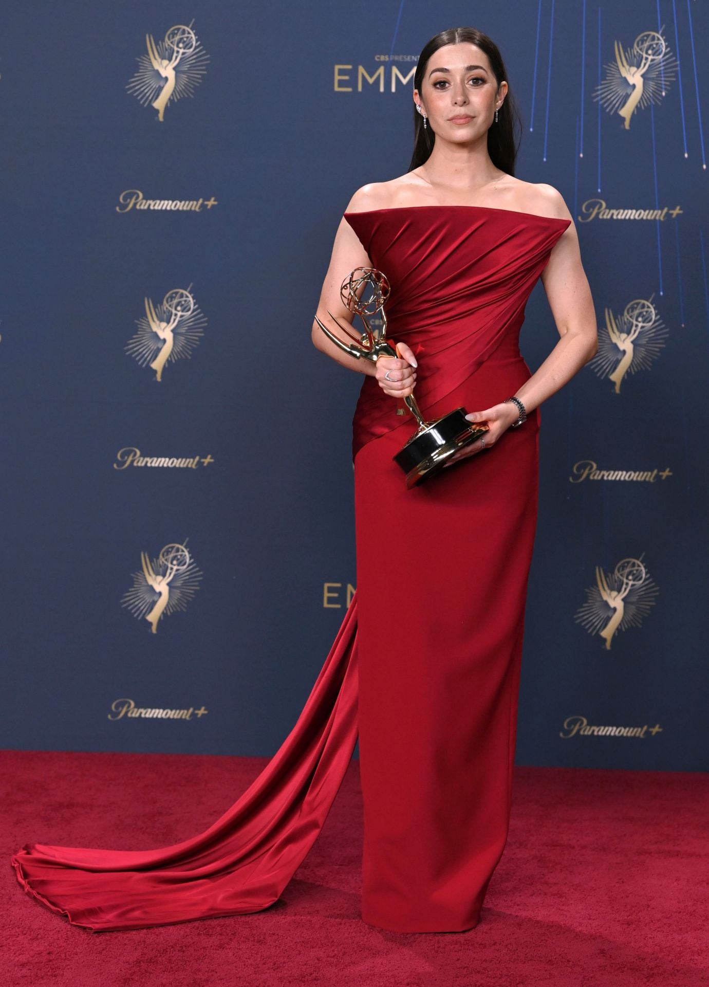 Cristin Milioti, galardonada con el Emmy por su papel en 'The Penguin', recogió el premio con un vestido rojo de Danielle Frankel.