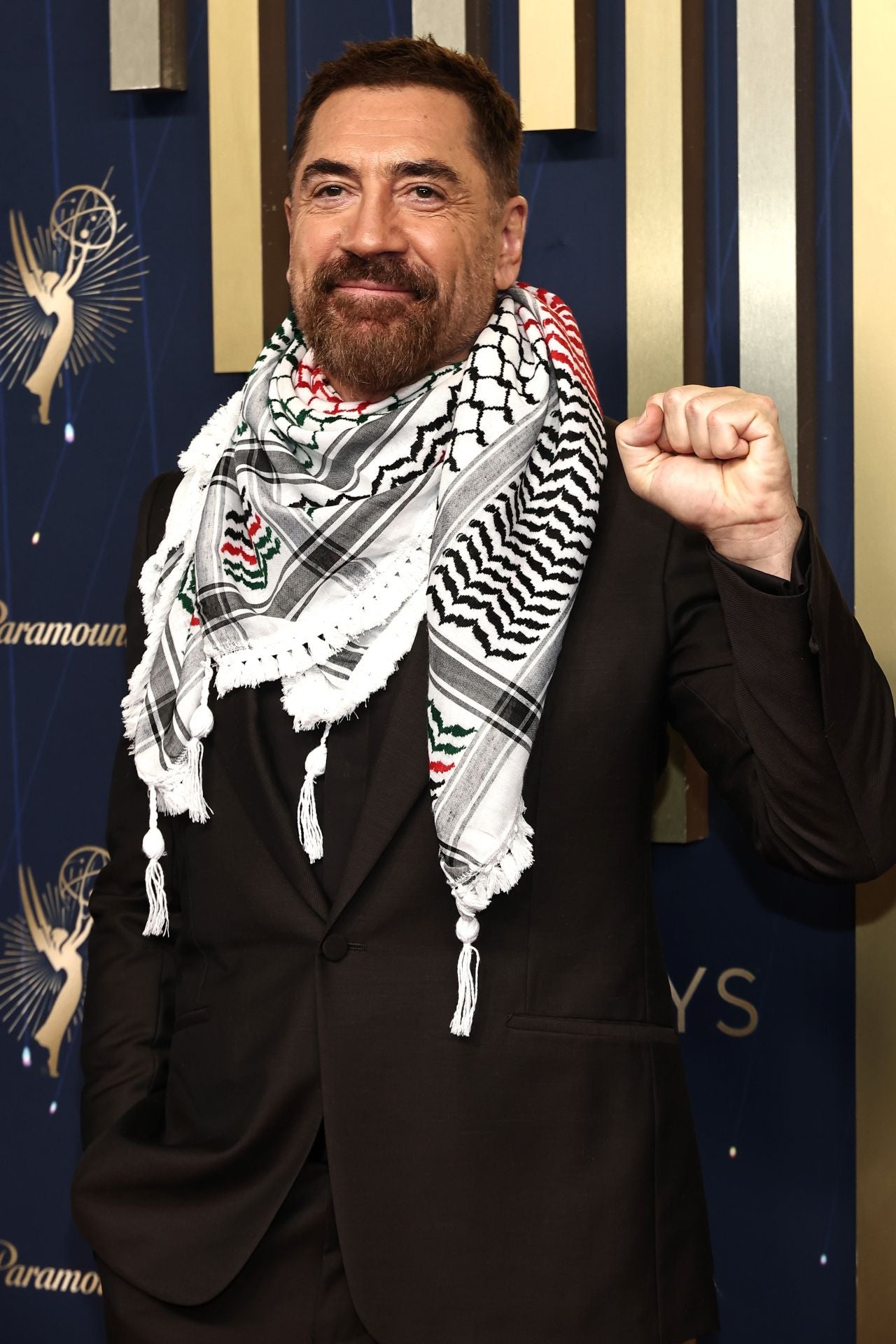 El look de Javier Bardem ha sido probablemente uno  de los más comentados de la noche. El actor español, nominado por su papel en la serie 'Monstruos: La historia de Lyle y Erik Menéndez', lució una Kufiya, tradicional pañuelo palestino, un símbolo con el que denunció "el genocidio en Gaza" llamando a la acción y mostrando su apoyo al pueblo palestino. 