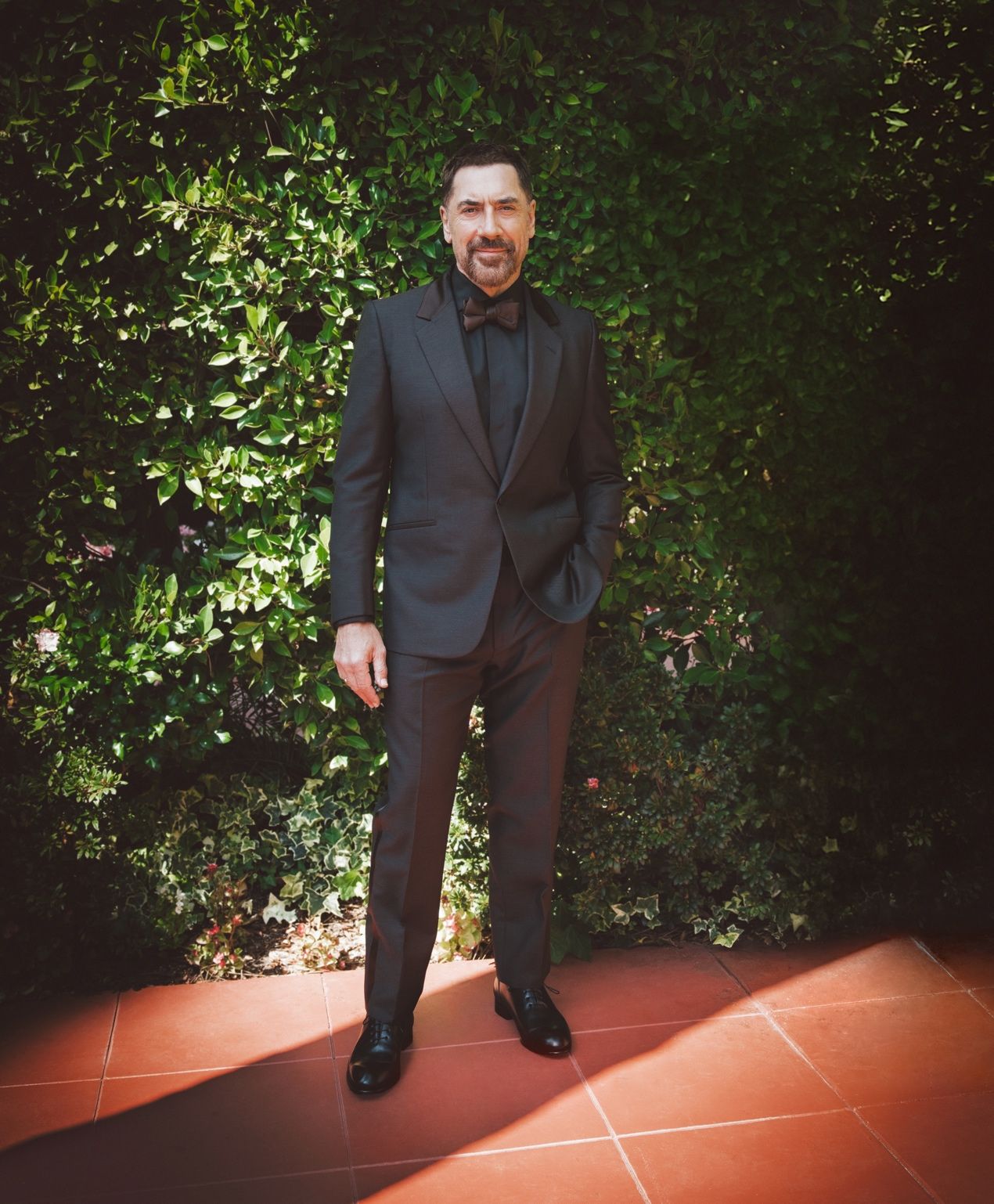 El actor vistió un esmoquin hecho a medida de la colección Red Carpet 2025, camisa, pajarita y zapatos dela firma italiana ZEGNA. 