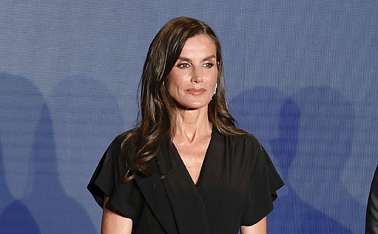 Imagen principal - Larga, en color castaño y con canas, su melena destaca por su brillo, reflejo de su estilo de vida saludable. 