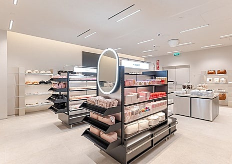 Imagen secundaria 1 - Los espacios de la renovada tienda apuestan por crear ambientes relajados y prácticos