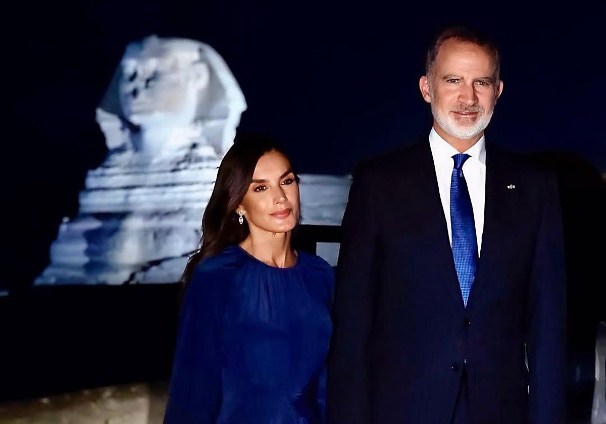 Los Reyes en las pirámides de Guiza.