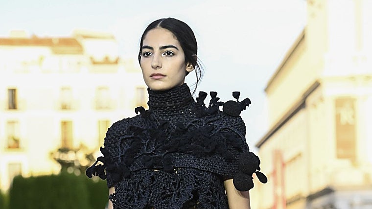 Modelo desfilando en la plaza de Oriente de Madrid.