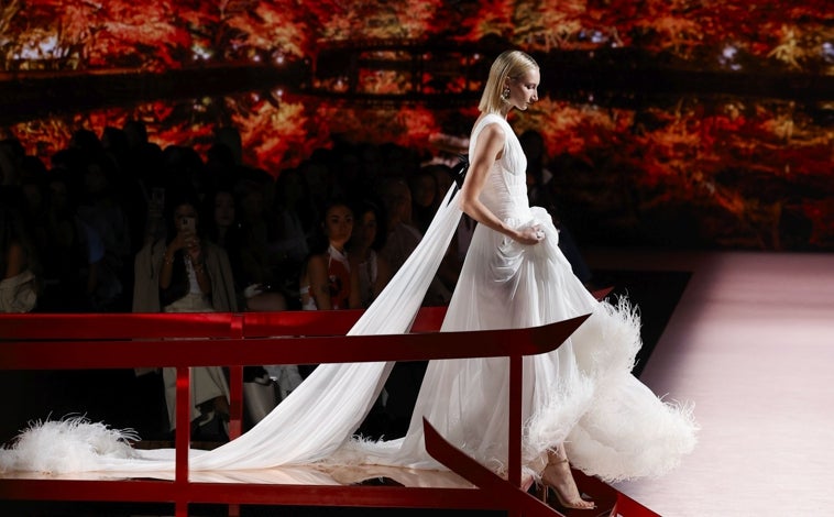 Ana görsel - MBFWMadrid sırasında Isabel Sanchís defilesinden modeller