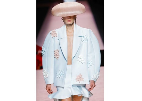 İkincil resim 1 - MBFWMadrid etkinliği sırasında Isabel Sanchís defilesinden modeller