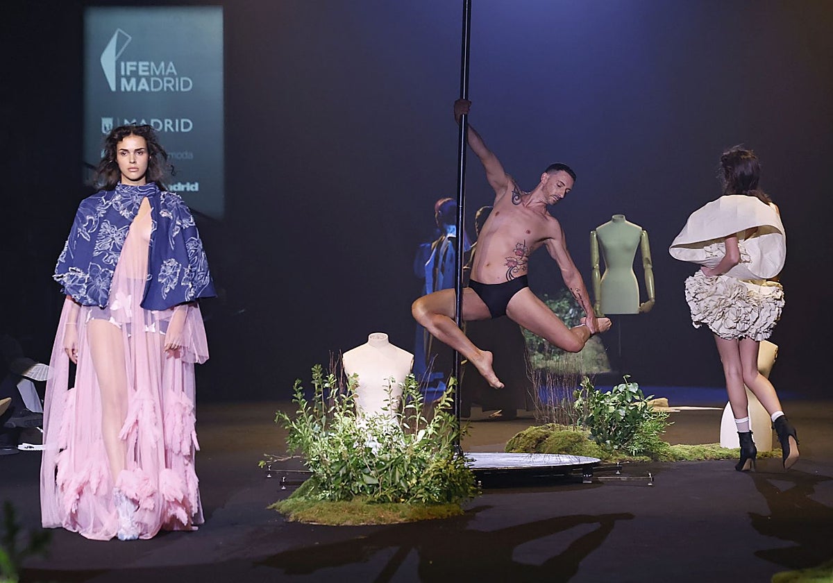 El desfile de María Lafuente abre la jornada en Ifema