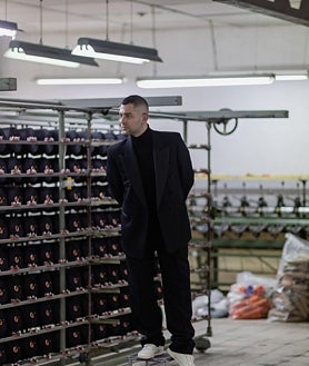 Imagen secundaria 2 - Álvaro Lucas Santos recogiendo el galardón en la pasarela; y el creativo en su taller 