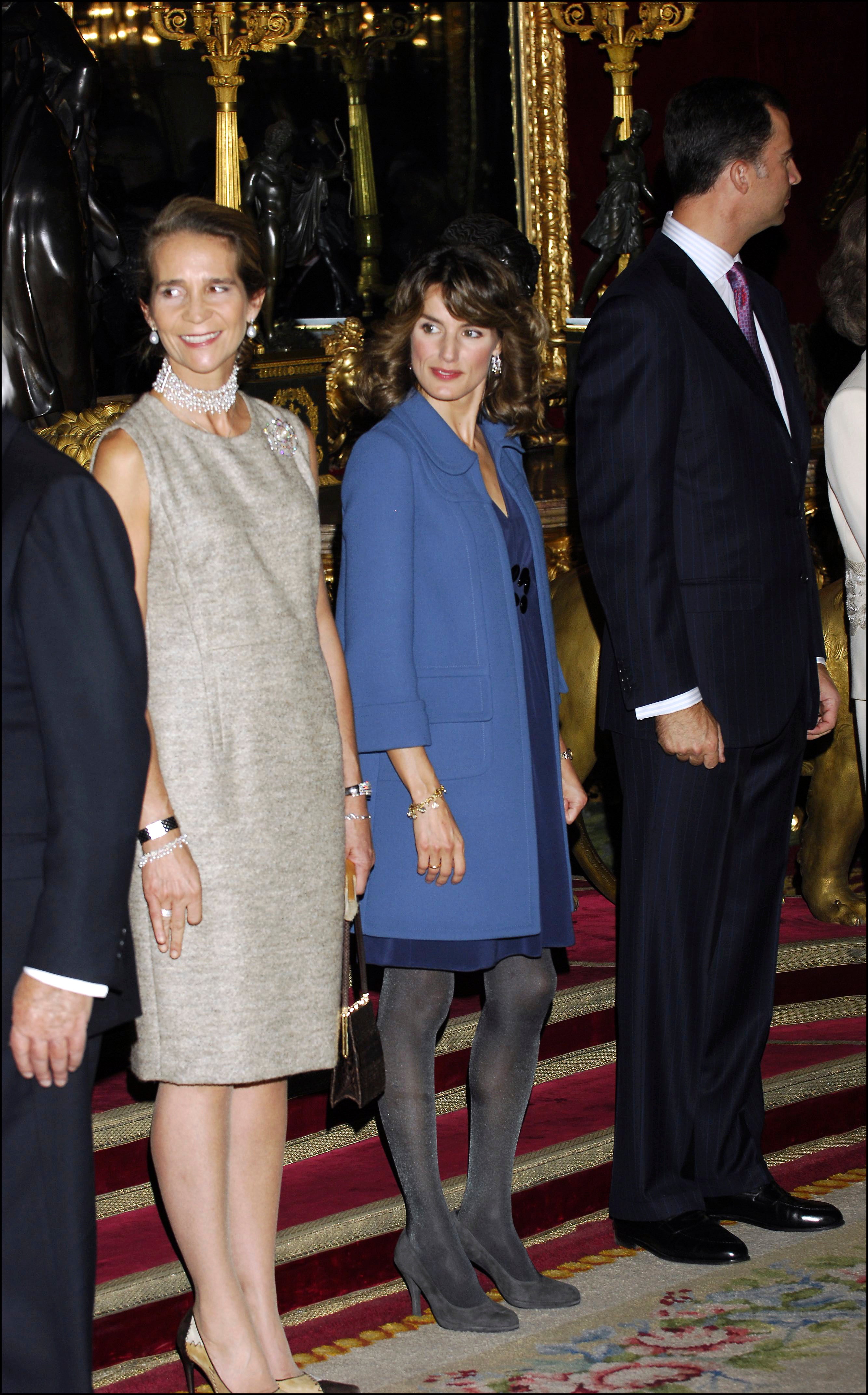 Ya no estamos acostumbrados a ver esta estética en la Reina Letizia. En 2008 escogió un vestido azul, con un abrigo del mismo color pero con un tono más claro y unas medias grises que combinaban con los zapatos. 