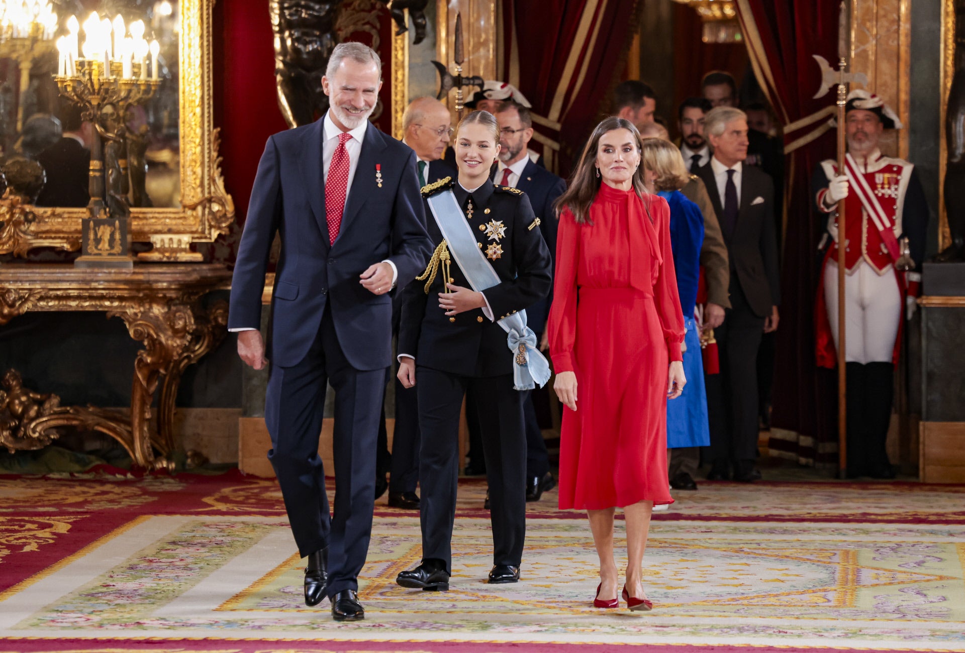 El año pasado, la Reina escogió un vestido rojo de la marca española Poète. Un diseño hecho en seda de corte midi, manga larga y falda con vuelo conjuntado con unos zapatos de salón rojos. 