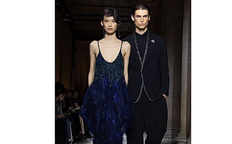 Imagen principal - Siluetas fluidas y sastrería en el último desfile de Giorgio Armani