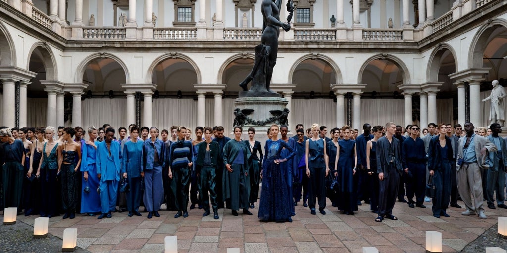 El primer desfile de Giorgio Armani sin su fundador: un homenaje a sus 50 años de historia con un 'front row' lleno de amigos famosos