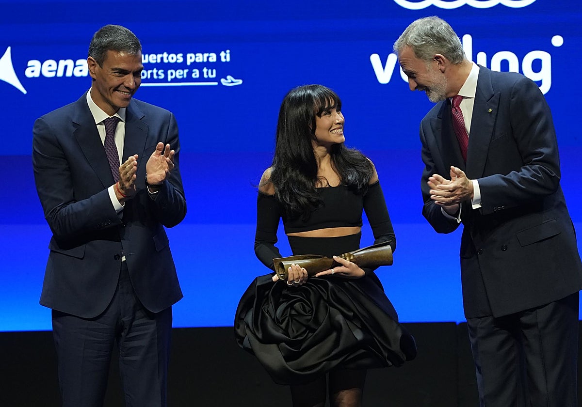 Aitana Ocaña con el Rey y Pedro Sánchez.