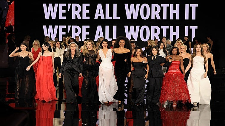 El desfile de la diversidad que ha puesto sobre la pasarela a Jane Fonda, Eva Longoria, Kendall Jenner y Ana Milán