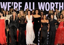 El desfile de la diversidad que ha puesto sobre la pasarela a Jane Fonda, Eva Longoria, Kendall Jenner y Ana Milán