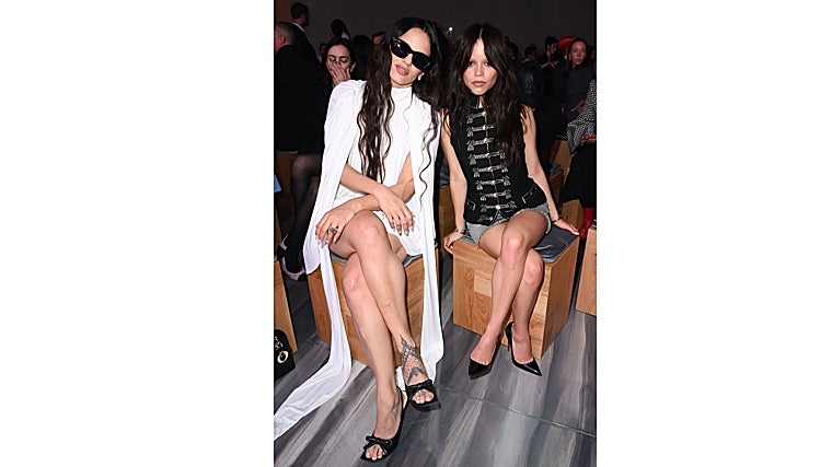 Rosalía junto a Jenna Ortega en el desfile de Dior