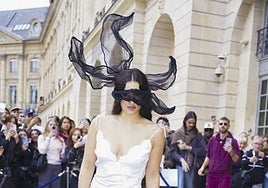 Del vestido de Palomo Spain al tocado goyesco: todos los looks con los que Rosalía está arrasando en la Semana de la moda de París