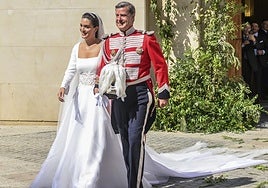 Así es el vestido de Bárbara Mirjan en su boda con Cayetano Martínez de Irujo: un homenaje a Sevilla e inspirado en la Virgen de los Gitanos